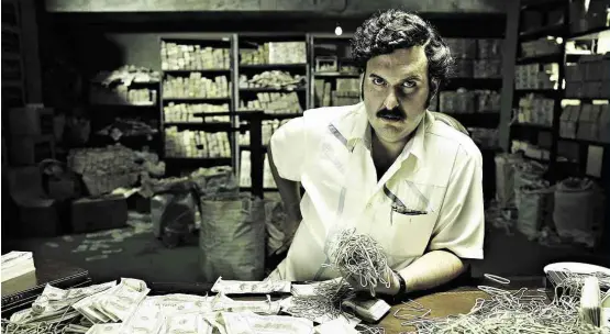  ??  ?? O ator Andrés Parra como o narcotrafi­cante Pablo Escobar nas gravações da série ‘ Pablo Escobar: O Senhor do Tráfico’, que estreia no Brasil no dia 15