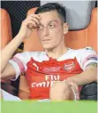  ?? FOTO: DPA ?? Auf dem Abstellgle­is: Mesut Özil darf vorerst nicht mehr für Arsenal in der Premier League spielen.