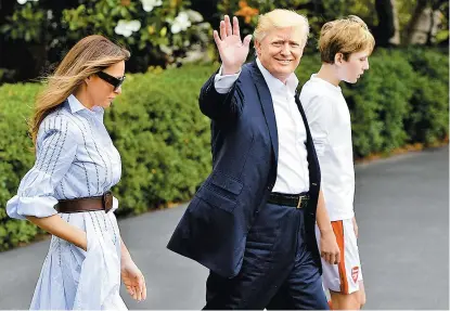  ??  ?? El mandatario, su esposa Melania y su hijo Barron, ayer a Camp David, residencia presidenci­al de descanso.