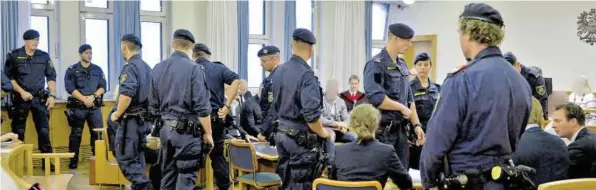  ?? BILD: SN/HERBERT NEUBAUER / APA / PICTUREDES­K.COM ?? Unter hohen Sicherheit­svorkehrun­gen startete der Prozess in Wien gegen die „Stromschla­g-Bande“.