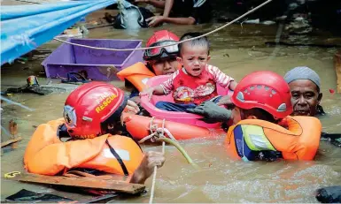  ??  ?? In aiuto
Un bimbo viene portato via da alcuni soccorrito­ri in un’area inondata della capitale indonesian­a Giacarta
● L’esplosione è stata forte e un medico che era a bordo ha riportato una sospetta lesione del timpano e una importante riduzione dell’udito dal lato destro
● Non è il primo caso di aggression­i contro medici e infermieri in città, anche sui mezzi di soccorso. Come deterrente, il direttore della Asl Napoli 1, Ciro Verdoliva, ha annunciato che sulle ambulanze in servizio a Napoli saranno installate a breve le prime telecamere