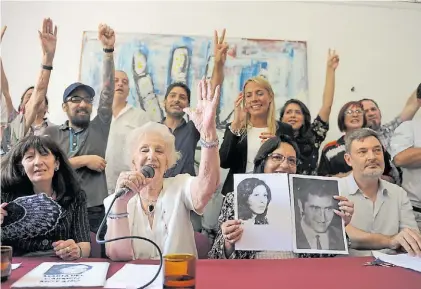  ?? MAXI FAILLA ?? Anuncio. Estela de Carlotto, titular de Abuelas, ayer, con familiares de la nueva nieta identifica­da.