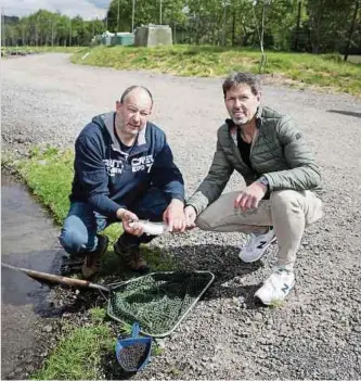  ?? ?? Ci-contre, une truite arc-en-ciel faisant le lien entre Marc Dollendorf et Michel Gallo, tous deux acteurs majeurs du partenaria­t établi de longue date entre Cactus et la ferme piscicole de la Weweler-Mühle.