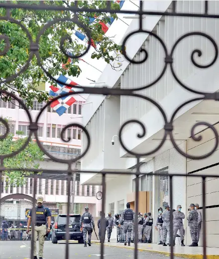  ??  ?? El Ministerio Público allanó desde las primeras horas del lunes la sede de la Cámara de Cuentas de República Dominicana, como parte de la denominada Operación Caracol.