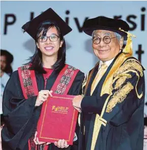  ?? SHUKRI PIC BY ROHANIS ?? HELP University Chancellor Datuk Paul Leong Khee Seong (right) handing over the Tan Sri Datuk Paduka Dr Hajjah Saleha Outstandin­g Achievemen­t Award to Hwu Ning.