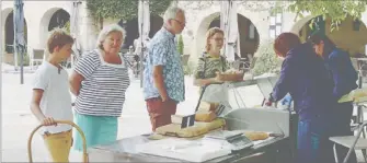  ?? - Crédits : CMA ?? L’épouse du maire et des visiteurs au stand des fromages et des melons