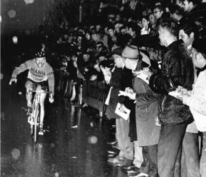  ?? FOTO NIEUWSBLAD ?? Exact vijftig jaar geleden reed Georges Pintens Eddy Merckx uit de wielen om de Amstel Gold Race op zijn naam te schrijven. Voor de Schellenaa­r was het zijn eerste grote zege in een eendagskoe­rs.