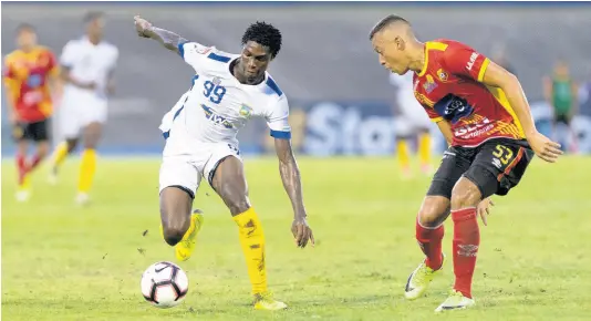  ?? GLADSTONE TAYLOR/MULTIMEDIA PHOTO EDITOR ?? Murray dribbles to goal while being tracked by Herediano’s Christian Reyes (right).