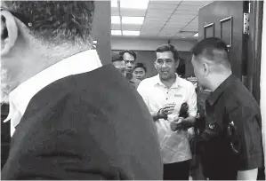  ??  ?? AG Mohd Tahir (tengah) keluar dari kamar mahkamah.