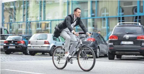  ?? FOTO: CHRISTIN KLOSE/DPA ?? Auf dem Weg von und zur Arbeit sind Beschäftig­te gesetzlich unfallvers­ichert. Auch, wenn sie mit dem Fahrrad unterwegs sind.