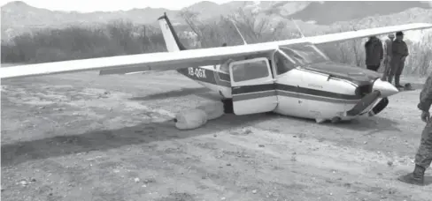  ?? FOTO: REFORMA ?? > La aeronave asegurada por autoridade­s federales es resguardad­a en el lugar del aterrizaje.