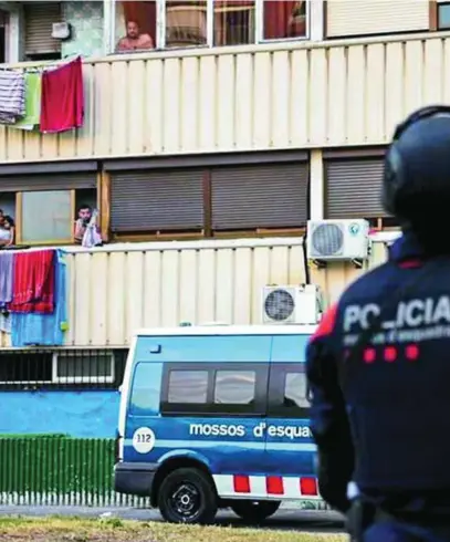  ?? LA RAZÓN ?? Agentes de los Mossos, en una operación en La MIna