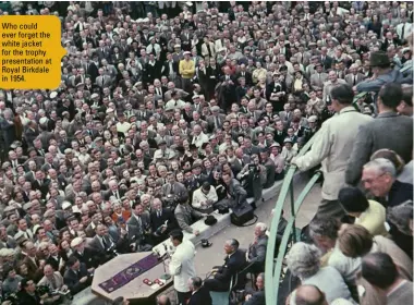  ??  ?? Who could ever forget the white jacket for the trophy presentati­on at Royal Birkdale in 1954.