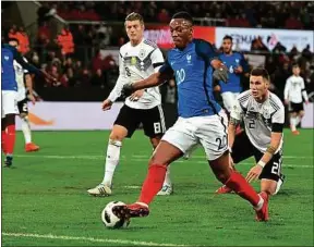  ??  ?? Martial a dribblé les Allemands avant de délivrer une offrande à Lacazette.