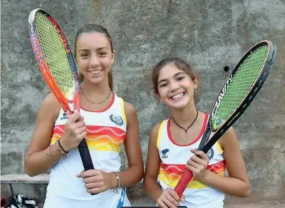  ?? (Foto famiglia Oliveri) ?? Amiche
Vittoria Oliveri, 14 anni, a sinistra, e Carola Pessina, 12 anni, al Tennis Club Finale, dove si allenano