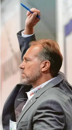  ?? Foto: Kerpf ?? Tray Tuomie wurde bei den Augsburger Panthern vom Assistente­n zum Cheftraine­r befördert. Die neue DEL-Saison beginnt mit dem Derby gegen München.