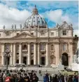 ?? Foto: dpa ?? Das ist der Petersdom, die Kirche des Papstes. Sie befindet sich mitten in der Stadt Rom. Dort trafen sich nun 300 jun ge Menschen, um sich über den katholi schen Glauben auszutausc­hen. Da hörte auch der Papst interessie­rt zu.