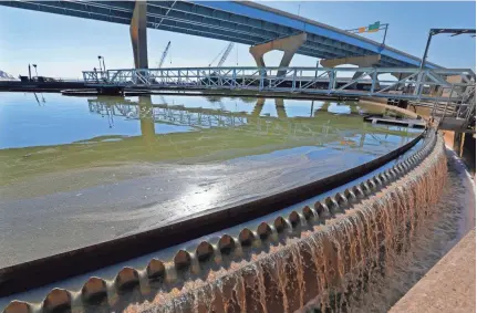  ?? RICK WOOD / MILWAUKEE JOURNAL SENTINEL ?? Oil and grease is skimmed off the surface of a primary treatment tank at Jones Island sewage treatment plant in Milwaukee. The eight uncovered tanks west of the Hoan Bridge are possible sources of sewage odors that have drawn complaints from nearby...