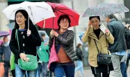  ?? (foto Ansa) ?? Dall’Oriente con l’ombrello Un gruppo di turiste asiatiche in piazza del Duomo durante uno degli ultimi nubifragi