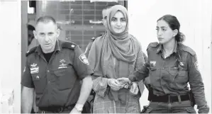  ?? Gambar Reuters ?? OZKAN (tengah) dibawa ke hadapan mahkamah tentera dekat Migdal, Tel Aviv kelmarin. —