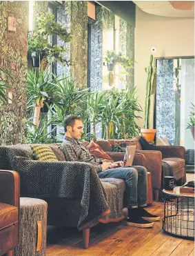  ??  ?? Espacios comunes cómodos, una prioridad en WeWork