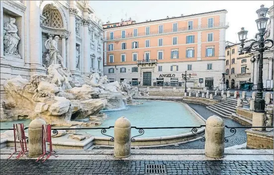  ?? ALESSANDRO DI MEO / EFE ?? La Fontana di Trevi, uno de los puntos más turísticos, normalment­e atestado de público, aparecía ayer desierta