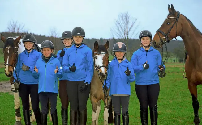  ?? Foto: Lena Brinkmann ?? Die Mannschaft des Kreisreite­rverbandes Höxter-warburg, die an diesem Wochenende beim westfälisc­hen Vierkampf startet, zeichnet ein starker Teamgeist aus: Die Brakeler freuen sich auf ihren Auftritt im Kreis Coesfeld (von links) Katharina Sprenger mit Coco Caramell, Teamchef Fabian Lutter, Carla Pamme, Anna-lena Wäsche, Alia-sophie Rabenstein mit Filou und Marie Hausmann mit Shakira.