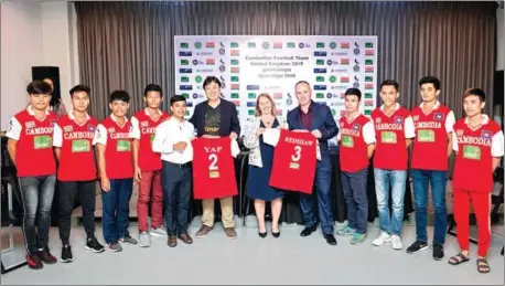  ??  ?? (Centre, left to right) Head coach Thong Kimhong, Smart Axiata head of regulatory and corporate affairs Jonathan Yap, British Ambassador Tina Redshaw and Happy Football Cambodia Australia founder Paraic Grogan pose with the 2019 Cambodian Homeless World Cup squad before they head off to Cardiff later this month.