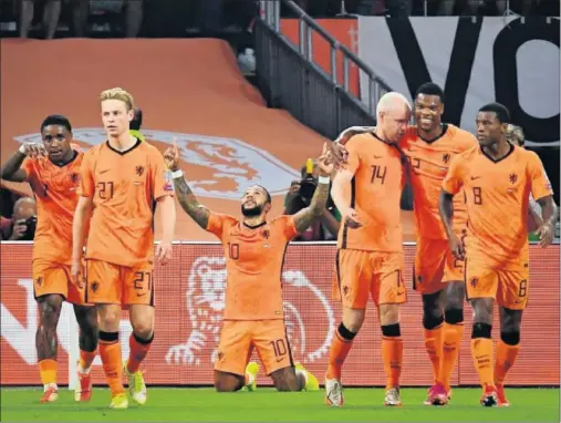  ??  ?? Memphis celebra uno de sus tres goles anotados ayer a Turquía en el Johan Cruyff Arena.