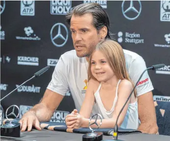  ?? FOTOS: DPA ?? Ungewohnte­s Bild: Tommy Haas bekam bei der Pressekonf­erenz Gesellscha­ft von Töchterche­n Valentina.