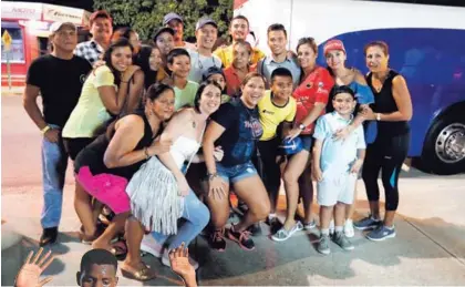  ?? JOSÉ CORDERO ?? Amigos y familiares lo esperaron afuera del estadio.