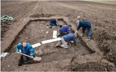  ?? Fotos: Julian Leitenstor­fer ?? Auf einem Feld zwischen Penzing und Oberbergen legten Kreisheima­tpfleger Dr. Bernd Steidl (oben) und seine Mitstreite­r ein kel tisches Hügelgrab frei. Dabei fanden sie unter anderem Scherben (unten links).