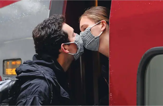  ?? Foto Yves Herman/Reuters ?? ● Bo še kdaj, tako kot poje Sam v Casablanci, poljub še vedno samo poljub?