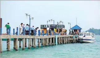  ?? HONG MENEA ?? Tourists on an oceanside dock in Sihanoukvi­lle on April 26.