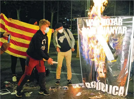  ?? EFE ?? Independen­tistas queman una imagen del Rey