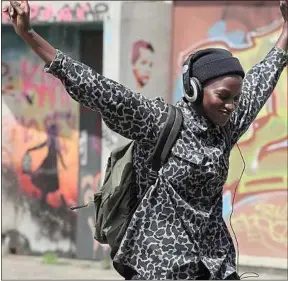  ??  ?? L’actrice fait vibrer le film de son flow communicat­if.