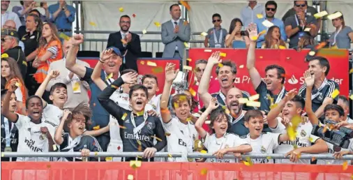  ??  ?? CAMPEONES. El Real Madrid de las remontadas se impuso al Barcelona en la final y se alzó con LaLiga Promises.