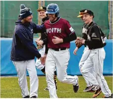  ?? Foto: Susanne Liedtke ?? In den letzten Testspiele­n lief es gut bei den Heideköpfe­n. Hier gratuliert Trainer Klaus Eckle Johannes Krumm zu seinem Homerun und selbst die Spieler des Gegners – Krumms Heimatvere­in Füssen Bavarians – scheinen sich mit ihm zu freuen.