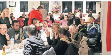  ?? FOTO: SCHÜTZ ?? Ein Abendessen gab es beim „Portugiese­n“im Südpark für geflüchtet­e Menschen aus der Ukraine.