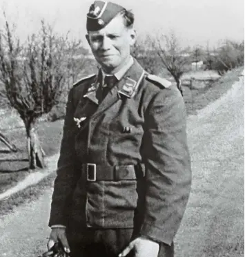  ?? Foto: dpa ?? Helmut Schmidt 1940 als Leutnant der Luftwaffe an einem unbekannte­n Ort. Dieses Foto hing bislang in der Bundeswehr Univer sität in Hamburg. Es wurde im Zuge der Debatte um das Verhältnis der Bundeswehr zur Wehrmacht entfernt.