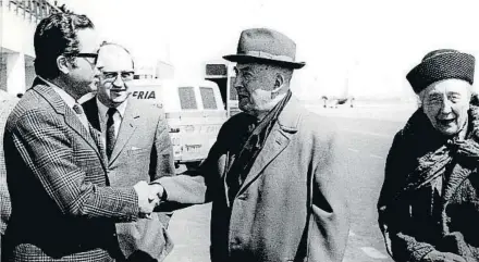  ?? ARCHIVO ?? El matrimonio Carner a su llegada a Barcelona en abril de 1970 recibido por Joan B. Cendrós y Josep Maria Cadena
