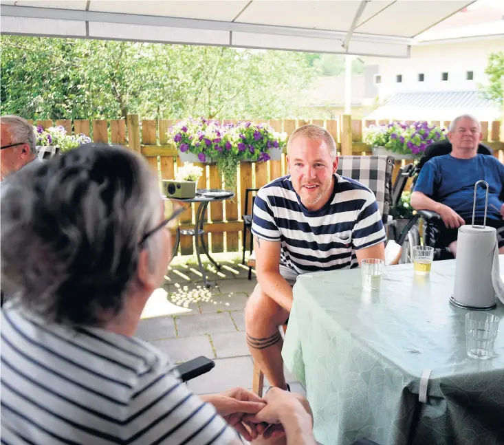  ??  ?? Dennis Trana, enhetschef på Pålsbo äldreboend­e har sett till att köpa mycket läsk och glass inför de heta sommardaga­rna.