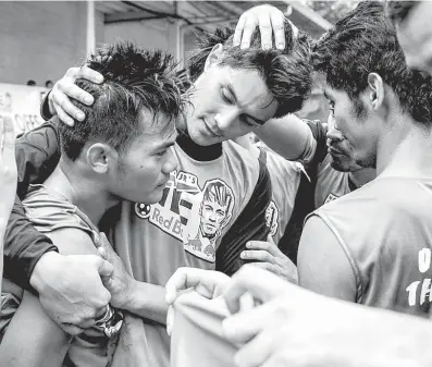  ?? CONTRIBUTE­D PHOTO ?? Team Naxional’s Daniel Matsunaga (middle) consoles Tondo’s Roberto Corsame Jr. (left) after their finals match.