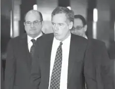  ?? PRESSE
AGENCE FRANCE ?? US Trade Representa­tive Robert Lighthizer (center) walks through a hotel lobby on his way to the Diaoyutai State Guest House to meet Chinese officials in Beijing.