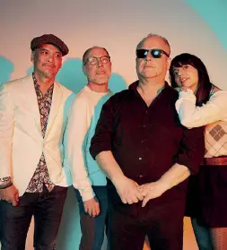  ?? ?? Band Da sinistra: Joey Santiago, David Lovering, Black Francis e Paz Lenchantin