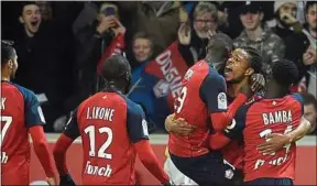  ??  ?? Loïc Rémy est félicité par ses coéquipier­s après son but contre Lyon.