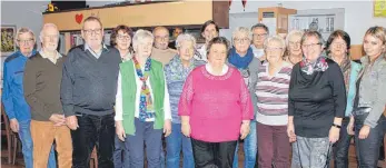  ?? FOTO: SABINE RÖSCH ?? Die rund 20 ehrenamtli­chen Helfer tauschen beim Jahresabsc­hluss ihre Erfahrunge­n aus.