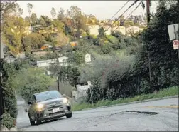  ?? Marcus Yam Los Angeles Times ?? BAXTER STREET has become a rush-hour thoroughfa­re, but some motorists who use the Waze app struggle to maneuver the steep road in Echo Park.