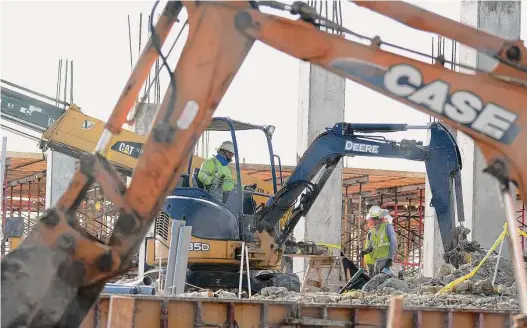  ?? Photos by Elizabeth Conley/Staff photograph­er ?? Constructi­on continues Aug. 8 on a new city hall and courthouse for Rockport. Five years after Hurricane Harvey hit, the community is still rebuilding.