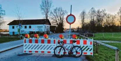  ?? Fotos: Peter Bauer ?? Ab dem Kiosk ist die Straße am Oberrieder Weiher aktuell wegen Bauarbeite­n gesperrt.